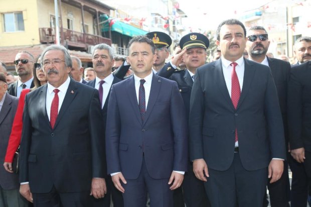 Belediye Başkanımız Sayın Mustafa Kenan Sarıtaş, Cumhuriyetimizin 102. yılı kutlamaları kapsamında düzenlenen törende, Cumhuriyet Meydanı’nda bulunan Atatürk Anıtı’na çelenk sundu.