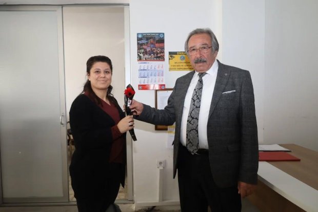 8 Mart Dünya Kadınlar Günü'nün hafta sonuna denk gelmesinden dolayı, Belediye Başkanımız Sn. Mustafa Kenan Sarıtaş, haftanın ilk iş günü belediyemizde çalışan kadın personellerimize çiçek takdim ederek, 8 Mart Dünya Kadınlar Günü'nü kutladı.