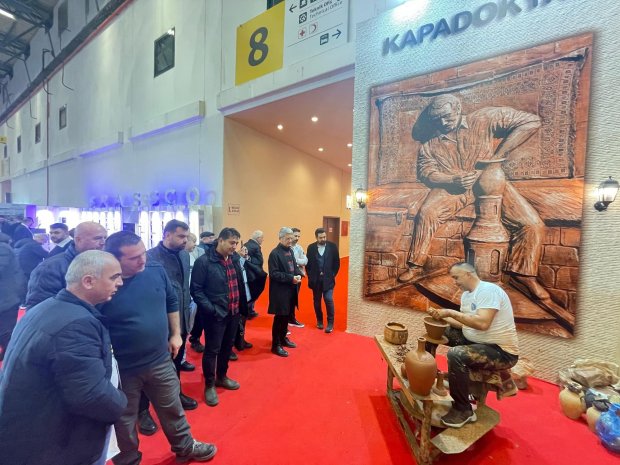 Nevşehir Valimiz Sayın Ali Fidan, EMITT 2025 Turizm Fuarında Avanos Standını Ziyaret Etti.