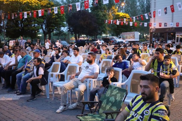 Dev ekranda maçı izleyen yüzlerce vatandaşımız, galibiyetle birlikte büyük bir coşku ve sevinç yaşadı.