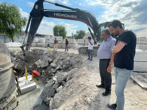 Belediye Başkanımız Tarihi Taş Köprü’müzde devam eden restorasyon çalışmalarını yerinde inceldi.
