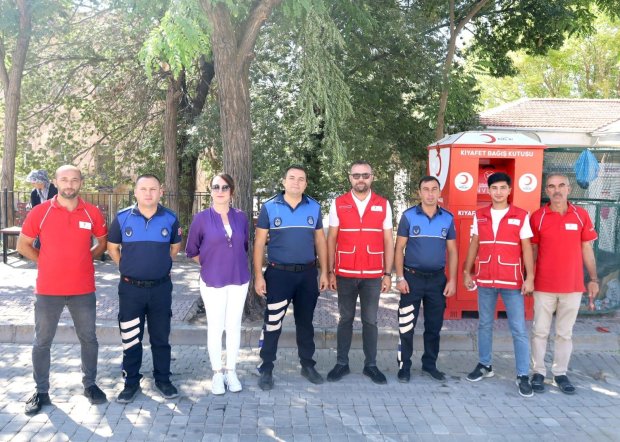 Avanos Belediye Başkanlığı, Türk Kızılay Nevşehir Şubesi ve Kızılay Lojiştik işbirliği protokolü kapsamında 8 noktaya kıyafet bağış kutuları yerleştirildi.