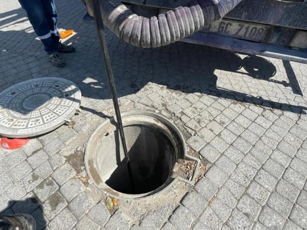 Belediye Başkanımız Mustafa Kenan Sarıtaş, İlçemiz çarşı merkezindeki kanalizasyon hattının temizliği için alanda çalışan ekiplerimizi ziyaret ederek; çalışmaları yerinde inceliyor.