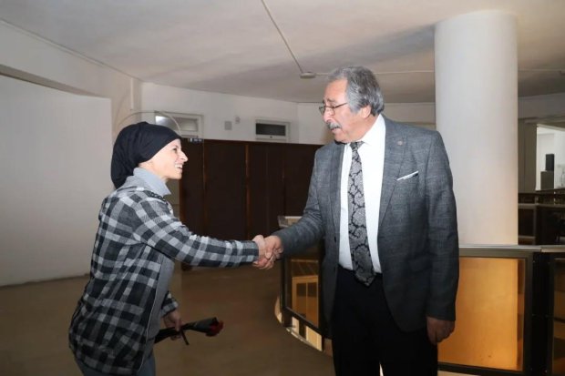 8 Mart Dünya Kadınlar Günü'nün hafta sonuna denk gelmesinden dolayı, Belediye Başkanımız Sn. Mustafa Kenan Sarıtaş, haftanın ilk iş günü belediyemizde çalışan kadın personellerimize çiçek takdim ederek, 8 Mart Dünya Kadınlar Günü'nü kutladı.