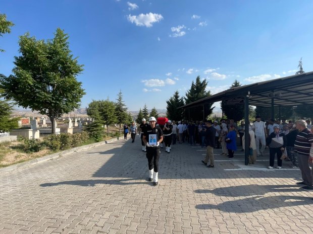 Emekli Komiser Ömer Faruk Güner için Avanos Kabristanlığı’nda İl Emniyet Müdürlüğü Mangası tarafından cenaze töreni düzenlendi.