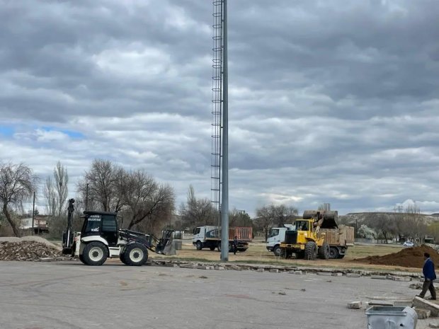 Kızılırmak kenarında, Karşıbağ girişinde atıl durumda bulunan boş arazi, taş döşenerek halkımızın hizmetine otopark olarak sunulmak üzere düzenleme çalışmaları başlatıldı.