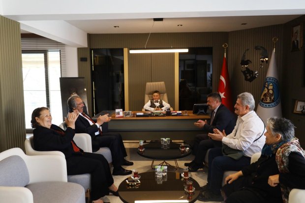 23 Nisan Ulusal Egemenlik ve Çocuk Bayramı kapsamında, Belediye Başkanımız Sayın Mustafa Kenan Sarıtaş, başkanlık koltuğunu sembolik olarak çocuklara devretti.