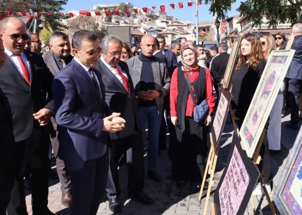 29 Ekim Cumhuriyet Bayramı Dolayısıyla Atatürk Anıtına Çelenk Sunumu Yapıldı