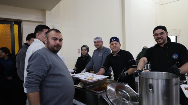 BELEDİYEMİZİN GELENEKSEL İFTAR SOFRASINDA HEMSEHRİLERİMİZ BİR ARADA ORUÇLARINI AÇIYOR