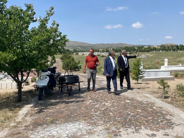 Belediye Başkanımız Sayın Mustafa Kenan Sarıtaş, mezarlıkta sürdürülen temizlik çalışmalarını yerinde inceledi.