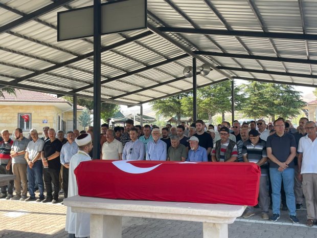Emekli Komiser Ömer Faruk Güner için Avanos Kabristanlığı’nda İl Emniyet Müdürlüğü Mangası tarafından cenaze töreni düzenlendi.