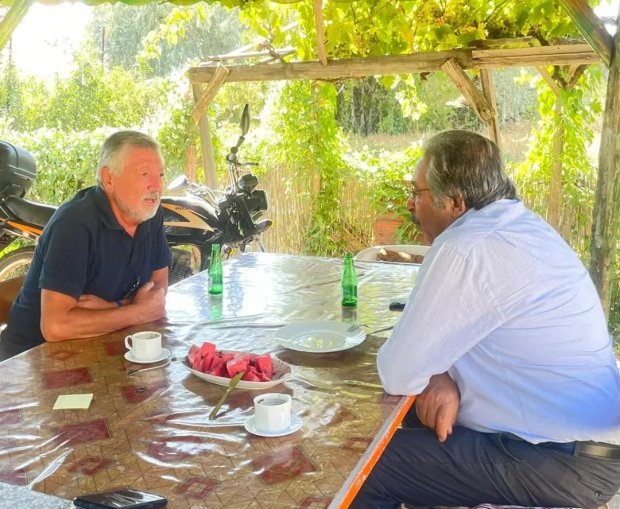 Belediye Başkanımız Mustafa Kenan Sarıtaş eski belediye başkanlarımızdan Seyhan Duru’yu karşıbağ'daki bahçesinde ziyaret etti.