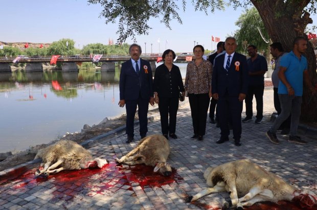 Ulaştırma ve Altyapı Bakanımız Sayın Abdulkadir Uraloğlu’nun katılımlarıyla kapsamlı şekilde restorasyonu tamamlanarak hizmete giren Tarihi Taş Köprümüzün resmi açılışı tören gerçekleştirildi.