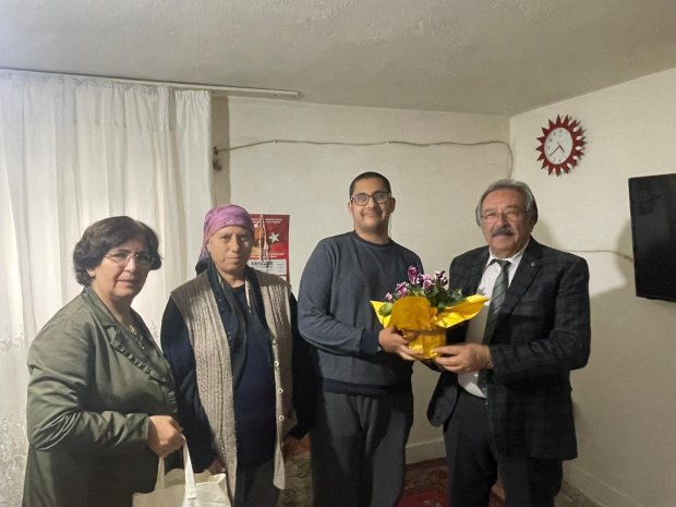 Belediye Başkanımız Sayın Mustafa Kenan Sarıtaş ve kıymetli eşi Sayın Cahide Sarıtaş Hanımefendi, 3 Aralık Dünya Engelliler Günü dolayısıyla ilçemizde ikamet eden engelli vatandaşlarımızı ve ailelerini ziyaret etti.