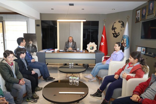 Alaeddin İlköğretim Okulu öğrencileri, Belediye Başkanımız Sn. Mustafa Kenan Sarıtaş’ı ziyaret ettiler.