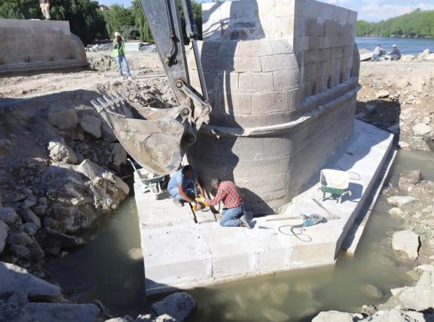 Tarihi Taş Köprü’nün restorasyon çalışmaları tüm hızıyla devam ediyor.
