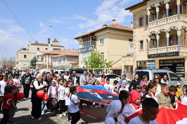 Avanos’ta 23 Nisan Ulusal Egemenlik ve Çocuk Bayramı, Çelenk Sunumu ve Kortej Yürüyüşü ile Başladı