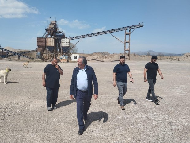 Belediye Başkanımız Sayın Mustafa Kenan Sarıtaş yakında işletmeye açacağımız kum ocağı işletme tesisimizde incelemelerde bulundu.
