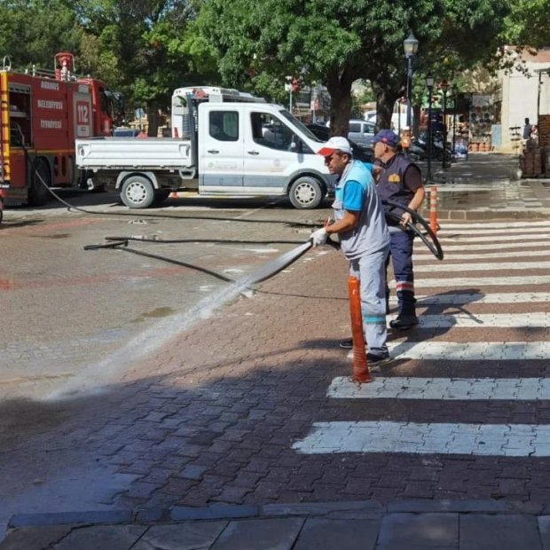 İklim Değişikliği ve Sıfır Atık Müdürlüğü ekiplerimiz Çarşı merkezinde Kurban Bayramı öncesi yıkama çalışması gerçekleştirdi.
