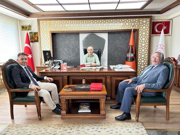 Avanos Kaymakamımız Sayın Osman Bilici ve Belediye Başkanımız Sayın Mustafa Kenan Sarıtaş, Kayseri Karayolları 6. Bölge Müdürü Sayın Ahmet Bülent Büyük’ü makamında ziyaret ettiler.