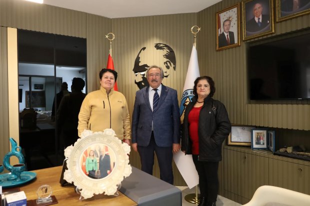Emekli öğretmen Sn. Saadet Özcan ve ilçemiz çanakçı esnaflarından Sn. Yaşar Çöl, Belediye Başkanımız Sn. Mustafa Kenan Sarıtaş’ı ziyaret ettiler.