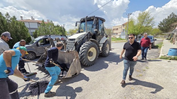 HAVALARIN MÜSAİT OLMASIYLA BİRLİKTE YOL TAMİRAT VE ONARIM ÇALIŞMALARI İÇİN HAREKETE GEÇİLDİ