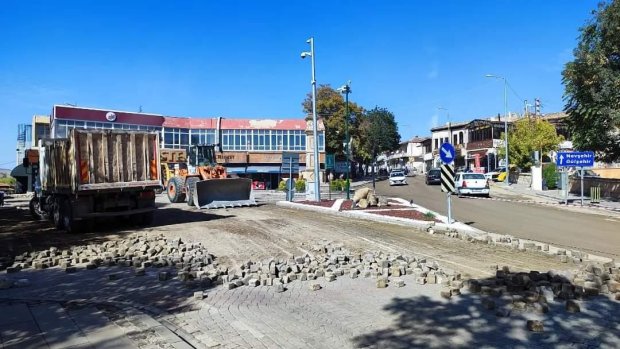 Alaaddin Camii ile Tarihi Taş Köprü'müz arası sıcak asfalt serim çalışmaları öncesi kilit parke söküm çalışmaları tamamlandı.