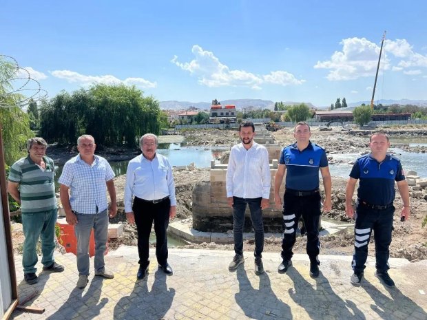 Belediye Başkanımız Mustafa Kenan Sarıtaş, restorasyon süreci hızlı bir şekilde devam eden Tarihi Taş Köprü’müzün çalışmalarını yakından takip ediyor.