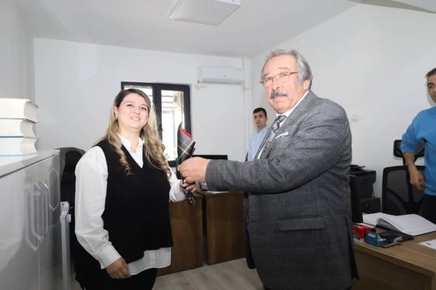 8 Mart Dünya Kadınlar Günü'nün hafta sonuna denk gelmesinden dolayı, Belediye Başkanımız Sn. Mustafa Kenan Sarıtaş, haftanın ilk iş günü belediyemizde çalışan kadın personellerimize çiçek takdim ederek, 8 Mart Dünya Kadınlar Günü'nü kutladı.