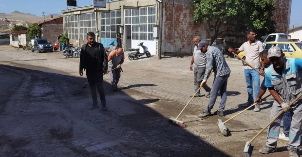 Destek Hizmetleri Müdürlüğüne bağlı ekiplerimiz, ilçemiz Sanayi Bölgesinde iş makineleri ile yol, kaldırım, çöp ve sanayi atığı temizliği gerçekleştirdiler.