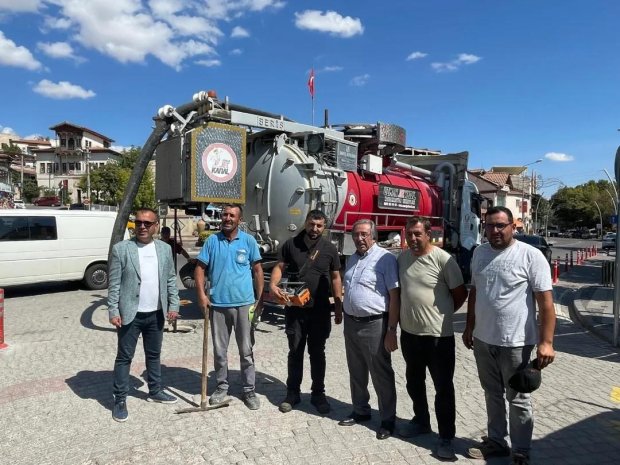 Belediye Başkanımız Mustafa Kenan Sarıtaş, İlçemiz çarşı merkezindeki kanalizasyon hattının temizliği için alanda çalışan ekiplerimizi ziyaret ederek; çalışmaları yerinde inceliyor.