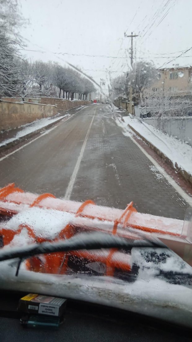 Gece saatlerinden itibaren başlayan kar yağışı ile birlikte belediye ekiplerimiz tuzlama, kar küreme ve kaldırım temizliği çalışmaları yaparak yolları açtı.