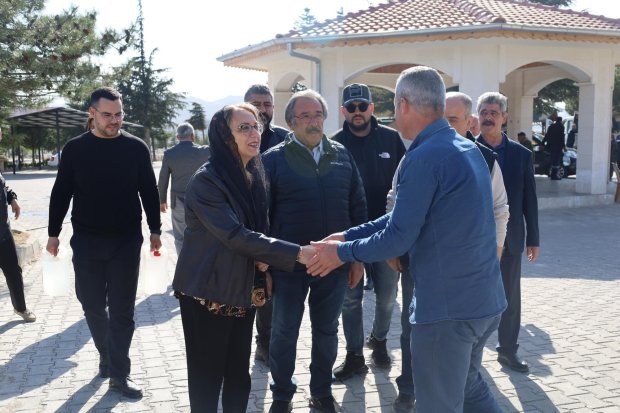 TBMM MHP Grup Başkan Vekili ve Nevşehir Milletvekilimiz Sayın Prof. Dr. Filiz Kılıç ve Belediye Başkanımız Sayın Mustafa Kenan Sarıtaş arefe günü kabir ziyaretlerinde bulundular.