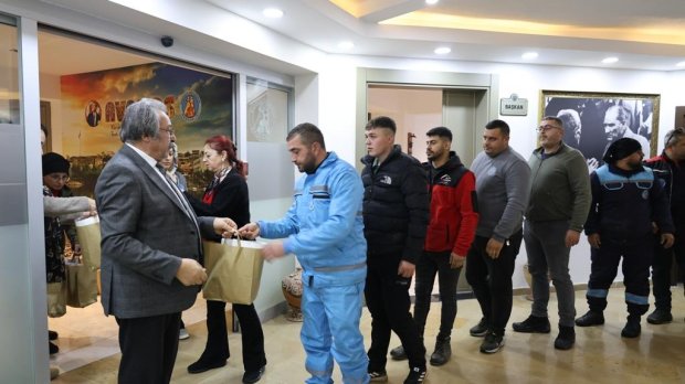 BELEDİYE BAŞKANIMIZ PERSONELLERİMİZİN YENİ YILINI KUTLADI