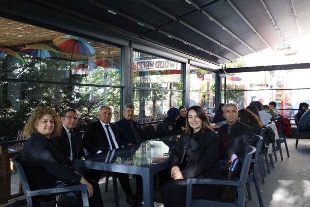10 Kasım Atatürk’ü Anma Günü programını büyük bir özveriyle hazırlayan Avanos Anadolu Lisesi öğretmenleri ve öğrencileri, anma programının ardından Belediyemiz Sosyal Tesislerinde misafir edildi.