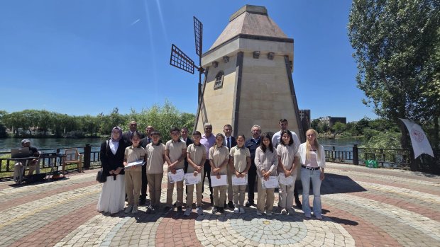 KALABA ATATÜRK İLKOKULUNUN DİKEY TARIM VE GERİ DÖNÜŞÜM YARIŞMALARINDA DERECEYE GİREN ÖĞRENCİLERE ÖDÜLLERİ TÖRENLE VERİLDİ
