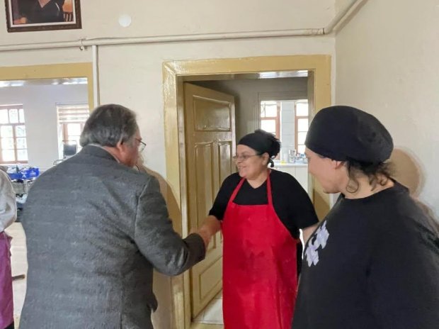 8 Mart Dünya Kadınlar Günü'nün hafta sonuna denk gelmesinden dolayı, Belediye Başkanımız Sn. Mustafa Kenan Sarıtaş, haftanın ilk iş günü belediyemizde çalışan kadın personellerimize çiçek takdim ederek, 8 Mart Dünya Kadınlar Günü'nü kutladı.