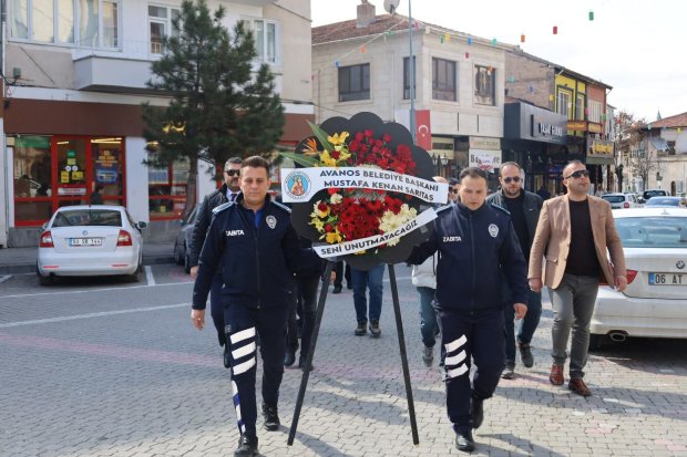 Belediyemiz tarafından değerli sanatçımız Edip Akbayram’ın evinin önüne kadar yürüyüş düzenlenerek karanfil ve çelenk bırakıldı.