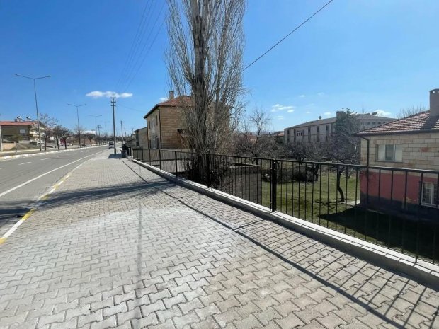 Belediye Başkanımız Sn. Mustafa Kenan Sarıtaş, İnönü caddesi ilerisinden başlayarak Ahmet Ergün İlköğretim Okuluna kadar olan alanda belediyemiz tarafından yaptırılan korkulukların montaj çalışmalarını inceledi.