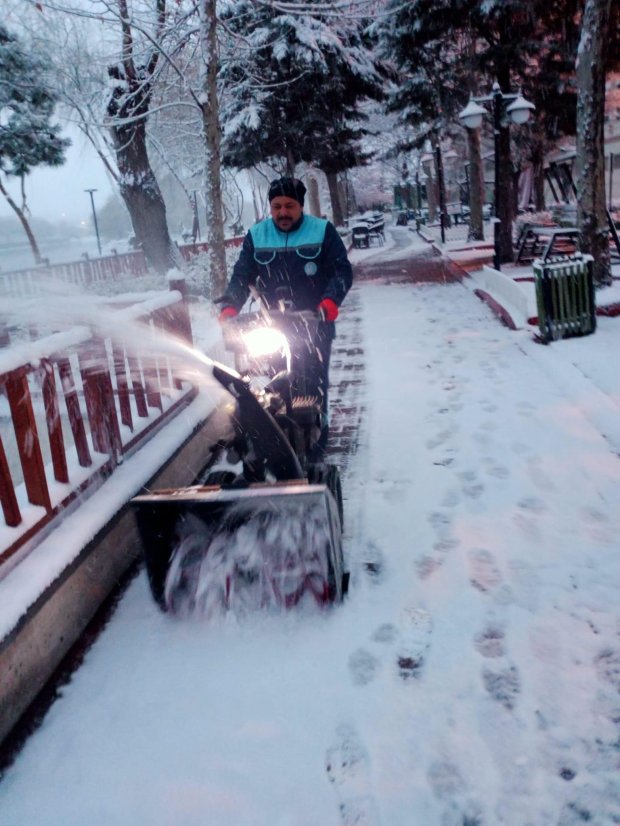 Gece saatlerinden itibaren başlayan kar yağışı ile birlikte belediye ekiplerimiz tuzlama, kar küreme ve kaldırım temizliği çalışmaları yaparak yolları açtı.