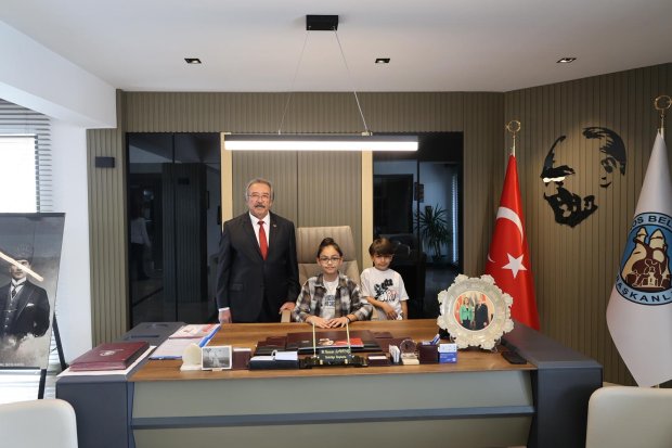BELEDİYE BAŞKANIMIZ BAŞKANLIK KOLTUĞUNU ÇOCUKLARA DEVRETTİ