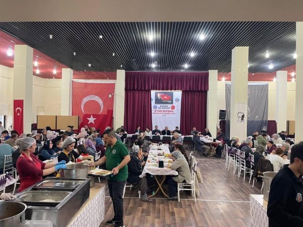 Belediyemiz tarafından düzenlenen geleneksel iftar yemeği, yoğun katılımla devam ediyor.