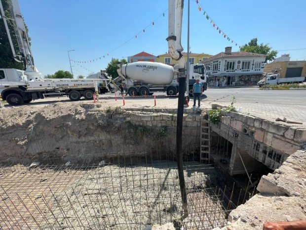 Belediye Başkanımız Sayın Mustafa Kenan Sarıtaş, belediyemiz tarafından ilçe genelinde sürdürülen altyapı ve üstyapı çalışmalarını yerinde inceleyerek denetimlerde bulundu.