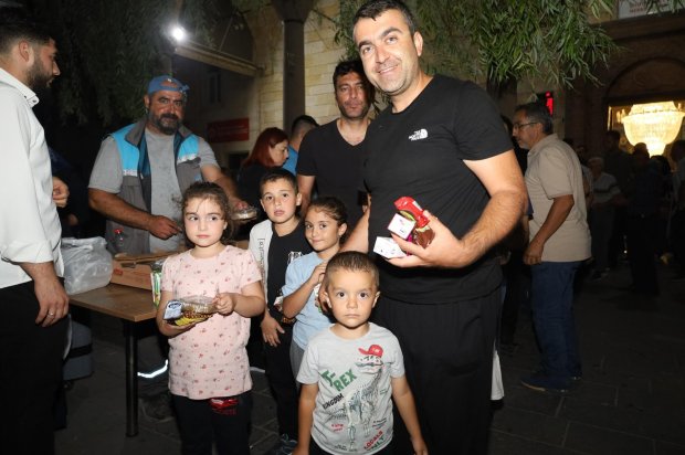 Mübarek Mevlid Kandili vesilesiyle, Belediyemiz Aşevi’nde özenle hazırlanan irmik helvaları, Avanos Şehit Şevket Tekin Merkez Camii’nde hemşehrilerimize ikram edildi.