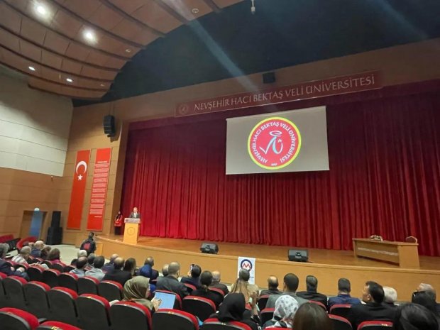 Belediye Başkanımız Mustafa Kenan Sarıtaş, NEVÜ toplantı salonunda Alev Alatlı Anısına Kapadokya'da Matematik teması ile Uluslararası Matematik ve Matematik Eğitimi konferansına katılım sağladı.