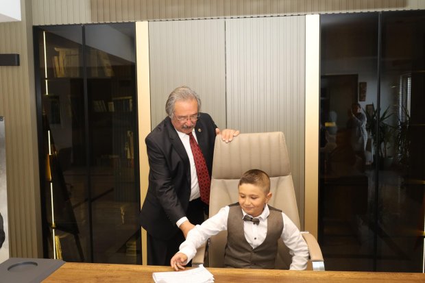 23 Nisan Ulusal Egemenlik ve Çocuk Bayramı kapsamında, Belediye Başkanımız Sayın Mustafa Kenan Sarıtaş, başkanlık koltuğunu sembolik olarak çocuklara devretti.