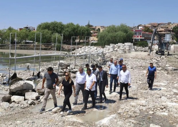 Nevşehir Milletvekilimiz Sn. Prof. Dr. Filiz Kılıç ile birlikte restorasyon çalışmaları devam eden Tarihi Taş Köprü’müzün çalışmalarını yerinde inceledik.