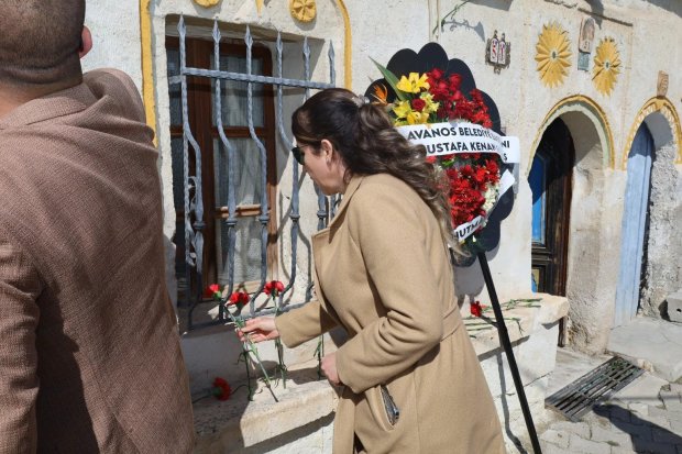 Belediyemiz tarafından değerli sanatçımız Edip Akbayram’ın evinin önüne kadar yürüyüş düzenlenerek karanfil ve çelenk bırakıldı.