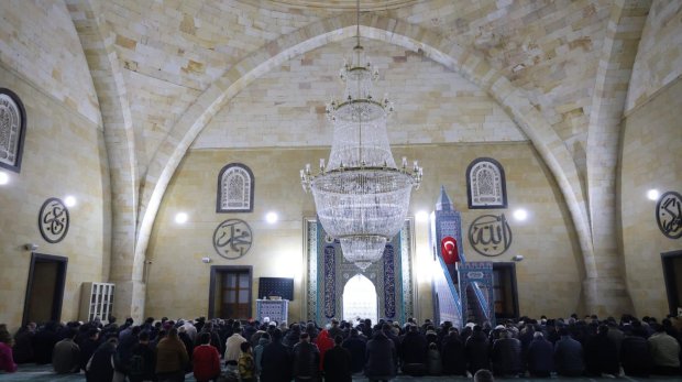 REGAİP KANDİLİ’NDE HEMŞEHRİLERİMİZE HELVA İKRAMI