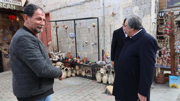 BELEDİYE BAŞKANIMIZ ÇARŞI MERKEZİNDE VATANDAŞLARIMIZIN BAYRAMLARINI KUTLADI